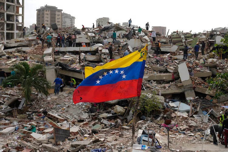 Bandera de Venezuela entre los escombros
